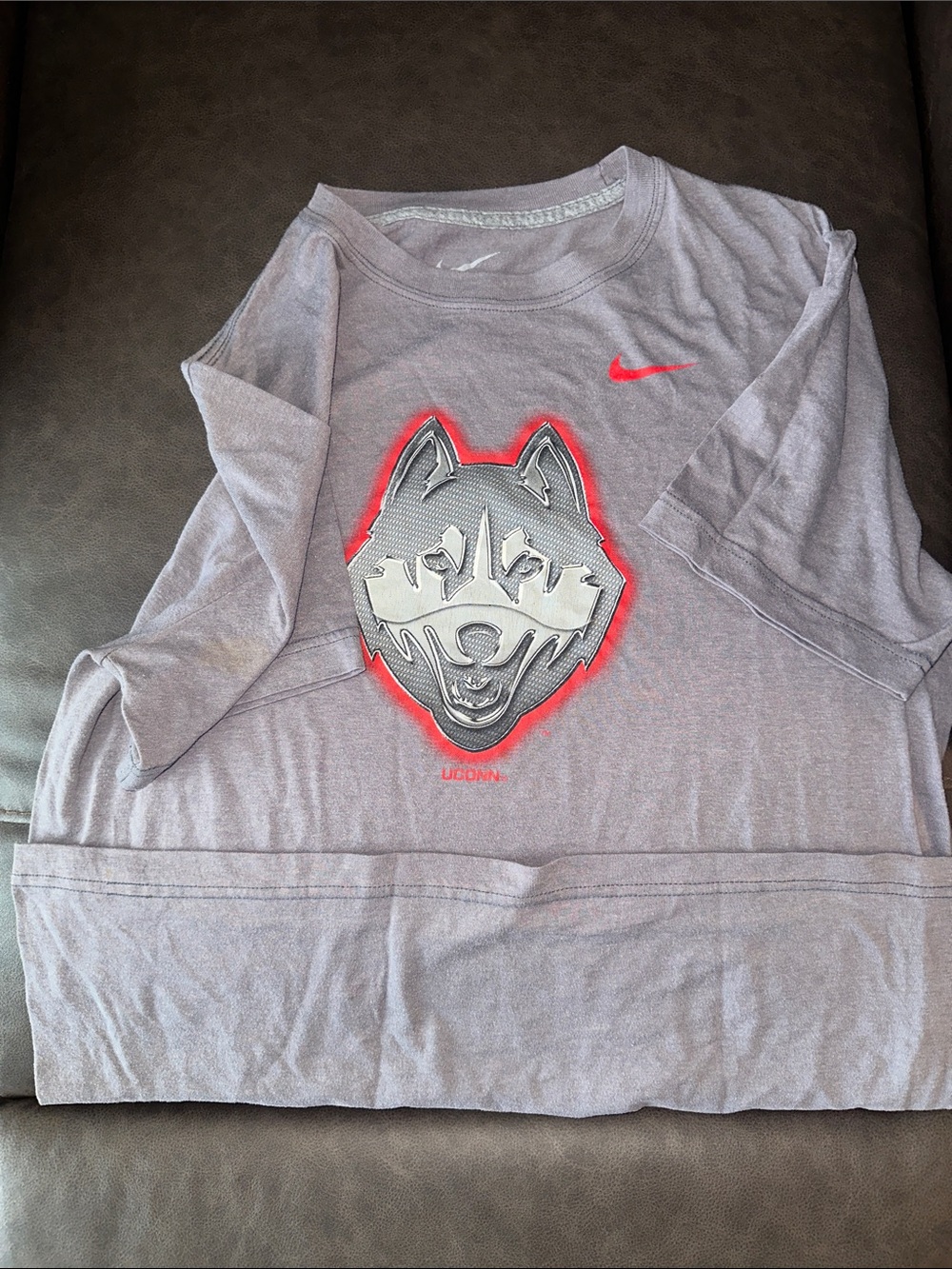 🔥 Nike men’s UConn Huskies Graphic Tee
